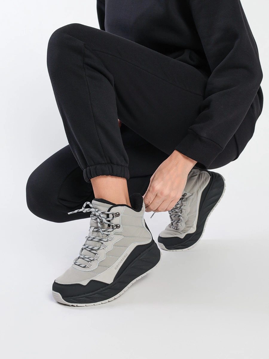 Ботинки серого цвета в спортивном стиле